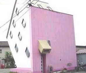 屋頂觸地的135角樓