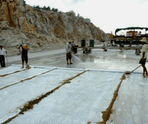 二級(jí)建造師考試知識(shí)點(diǎn)：無(wú)機(jī)結(jié)合料基層(底基層)養(yǎng)護(hù)