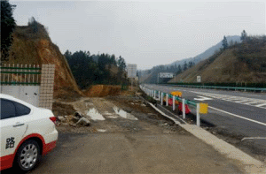 二級(jí)建造師考試知識(shí)點(diǎn)：無(wú)機(jī)結(jié)合料基層交通管制、層間處理及其他